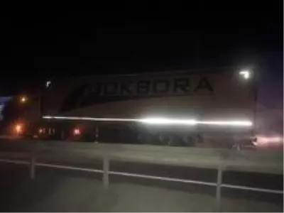 Seyir halindeki tırın lastikleri alev aldı Seyir halindeki tırın lastikleri alev aldı
