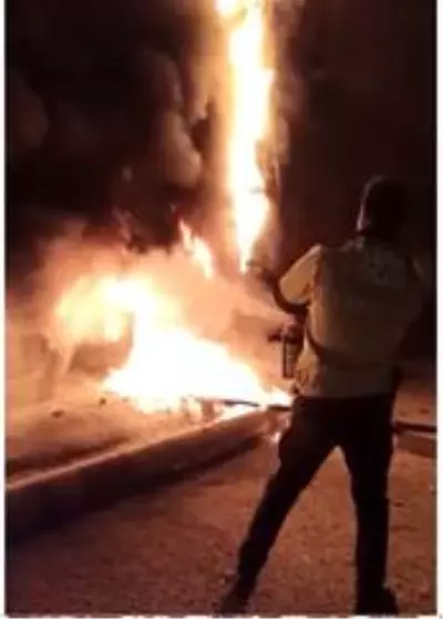 Seyir halindeki tırın lastikleri alev aldı Seyir halindeki tırın lastikleri alev aldı