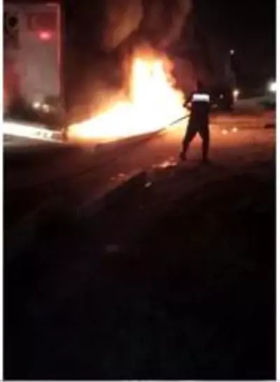 Seyir halindeki tırın lastikleri alev aldı Seyir halindeki tırın lastikleri alev aldı