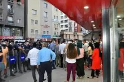 Son Dakika: Şırnak anneleri ile HDP'liler arasında gerginlik Son Dakika: Şırnak anneleri ile HDP'liler arasında gerginlik