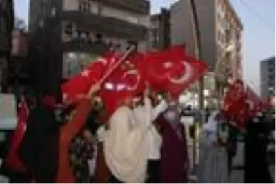 Şırnak'ta çocukları PKK tarafından kaçırılan aileler, HDP binası önünde eylem yaptı Şırnak'ta çocukları PKK tarafından kaçırılan aileler, HDP binası önünde eylem yaptı