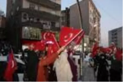 Şırnak'ta çocukları PKK tarafından kaçırılan aileler, HDP binası önünde eylem yaptı Şırnak'ta çocukları PKK tarafından kaçırılan aileler, HDP binası önünde eylem yaptı