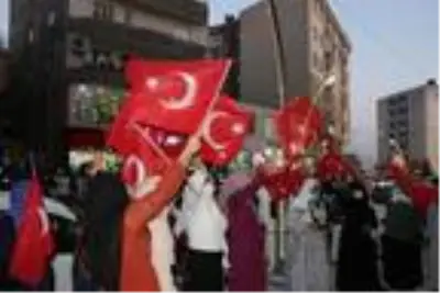 Şırnak'ta çocukları PKK tarafından kaçırılan aileler, HDP binası önünde eylem yaptı Şırnak'ta çocukları PKK tarafından kaçırılan aileler, HDP binası önünde eylem yaptı