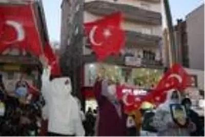 Şırnak'ta çocukları PKK tarafından kaçırılan aileler, HDP binası önünde eylem yaptı Şırnak'ta çocukları PKK tarafından kaçırılan aileler, HDP binası önünde eylem yaptı