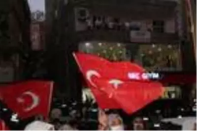 Şırnak'ta çocukları PKK tarafından kaçırılan aileler, HDP binası önünde eylem yaptı Şırnak'ta çocukları PKK tarafından kaçırılan aileler, HDP binası önünde eylem yaptı