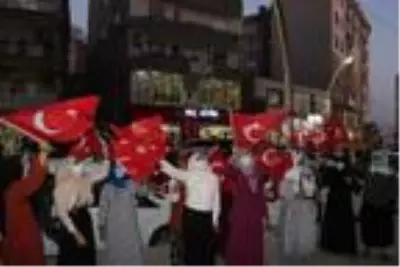 Şırnak'ta çocukları PKK tarafından kaçırılan aileler, HDP binası önünde eylem yaptı Şırnak'ta çocukları PKK tarafından kaçırılan aileler, HDP binası önünde eylem yaptı