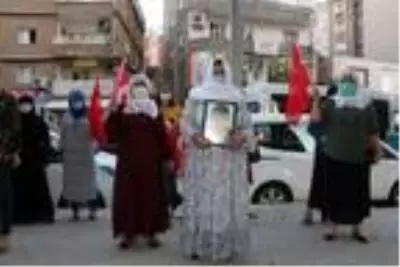 Şırnak'ta çocukları PKK tarafından kaçırılan aileler, HDP binası önünde eylem yaptı Şırnak'ta çocukları PKK tarafından kaçırılan aileler, HDP binası önünde eylem yaptı