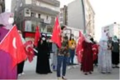 Şırnak'ta çocukları PKK tarafından kaçırılan aileler, HDP binası önünde eylem yaptı Şırnak'ta çocukları PKK tarafından kaçırılan aileler, HDP binası önünde eylem yaptı