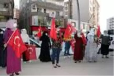 Şırnak'ta çocukları PKK tarafından kaçırılan aileler, HDP binası önünde eylem yaptı Şırnak'ta çocukları PKK tarafından kaçırılan aileler, HDP binası önünde eylem yaptı