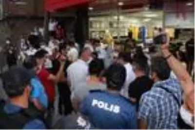 Şırnak'ta çocukları PKK tarafından kaçırılan aileler, HDP binası önünde eylem yaptı Şırnak'ta çocukları PKK tarafından kaçırılan aileler, HDP binası önünde eylem yaptı