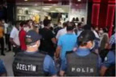 Şırnak'ta çocukları PKK tarafından kaçırılan aileler, HDP binası önünde eylem yaptı Şırnak'ta çocukları PKK tarafından kaçırılan aileler, HDP binası önünde eylem yaptı