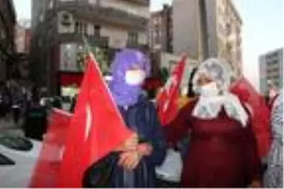 Şırnak'ta çocukları PKK tarafından kaçırılan aileler, HDP binası önünde eylem yaptı Şırnak'ta çocukları PKK tarafından kaçırılan aileler, HDP binası önünde eylem yaptı