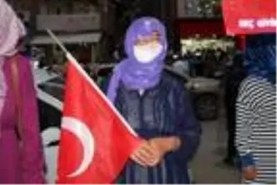 Şırnak'ta çocukları PKK tarafından kaçırılan aileler, HDP binası önünde eylem yaptı Şırnak'ta çocukları PKK tarafından kaçırılan aileler, HDP binası önünde eylem yaptı