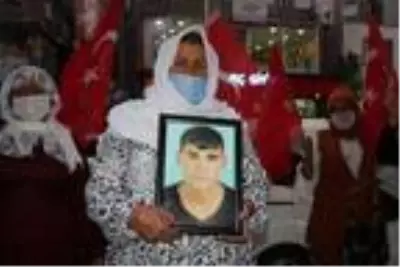 Şırnak'ta çocukları PKK tarafından kaçırılan aileler, HDP binası önünde eylem yaptı Şırnak'ta çocukları PKK tarafından kaçırılan aileler, HDP binası önünde eylem yaptı