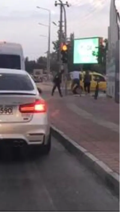 2 erkek ile 1 kadın, sokak ortasında sopalarla birbirine girdi! Kavga anları kamerada 2 erkek ile 1 kadın, sokak ortasında sopalarla birbirine girdi! Kavga anları kamerada
