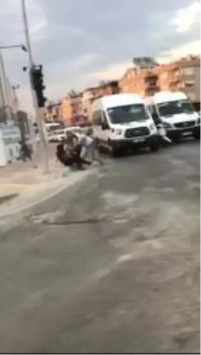 2 erkek ile 1 kadın, sokak ortasında sopalarla birbirine girdi! Kavga anları kamerada 2 erkek ile 1 kadın, sokak ortasında sopalarla birbirine girdi! Kavga anları kamerada