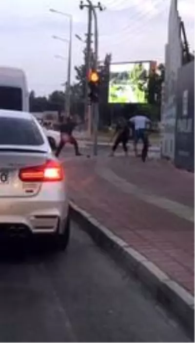 2 erkek ile 1 kadın, sokak ortasında sopalarla birbirine girdi! Kavga anları kamerada 2 erkek ile 1 kadın, sokak ortasında sopalarla birbirine girdi! Kavga anları kamerada