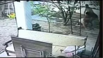 Tanımadığı kadını güpe gündüz bayıltana kadar böyle dövdü Tanımadığı kadını güpe gündüz bayıltana kadar böyle dövdü