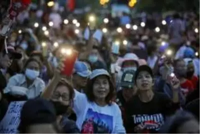 Tayland parlamentosu Anayasa değişikliği kararını Kasım'a erteledi Tayland parlamentosu Anayasa değişikliği kararını Kasım'a erteledi