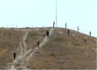 Türk Bayrağının indirilmeye çalışılmasıyla ilgili yeni görüntüler ortaya çıktı! Polis hemen müdahale etmiş