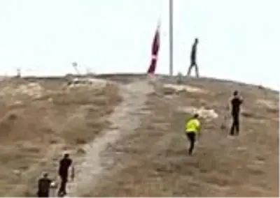 Türk Bayrağının indirilmeye çalışılmasıyla ilgili yeni görüntüler ortaya çıktı! Polis hemen müdahale etmiş