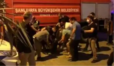 Türk bayrağını indirmeye çalışan şahsı, polis öfkeli kalabalığın elinden zor aldı Türk bayrağını indirmeye çalışan şahsı, polis öfkeli kalabalığın elinden zor aldı