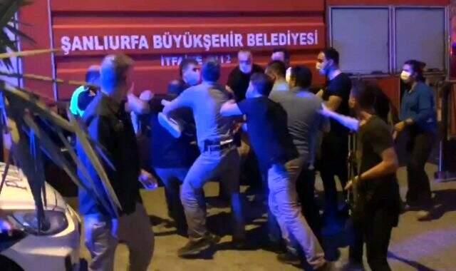 Türk Bayrağını indirmeye çalışan şahsı, polis öfkeli kalabalığın elinden zor aldı Türk Bayrağını indirmeye çalışan şahsı, polis öfkeli kalabalığın elinden zor aldı