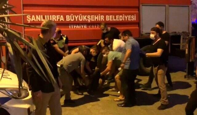 Türk Bayrağını indirmeye çalışan şahsı, polis öfkeli kalabalığın elinden zor aldı Türk Bayrağını indirmeye çalışan şahsı, polis öfkeli kalabalığın elinden zor aldı