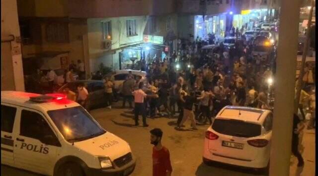Türk Bayrağını indirmeye çalışan şahsı, polis öfkeli kalabalığın elinden zor aldı Türk Bayrağını indirmeye çalışan şahsı, polis öfkeli kalabalığın elinden zor aldı