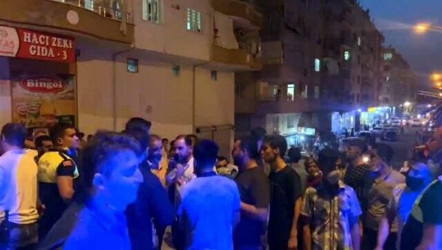 Türk Bayrağını indirmeye çalışan şahsı, polis öfkeli kalabalığın elinden zor aldı Türk Bayrağını indirmeye çalışan şahsı, polis öfkeli kalabalığın elinden zor aldı