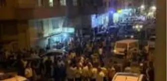Birecik: Türk bayrağını indirmeye çalışan şahsı, polis öfkeli kalabalığın elinden zor aldı Birecik: Türk bayrağını indirmeye çalışan şahsı, polis öfkeli kalabalığın elinden zor aldı