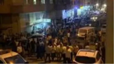 Türk bayrağını indirmeye çalışan şahsı, polis öfkeli kalabalığın elinden zor aldı Türk bayrağını indirmeye çalışan şahsı, polis öfkeli kalabalığın elinden zor aldı