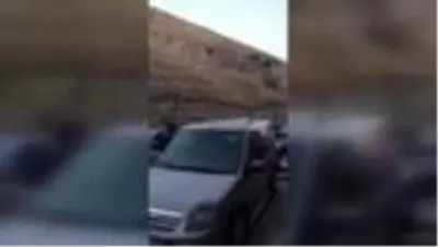 Türk bayrağını indirmeye çalıştığı iddia edilen kişi gözaltına alındı Türk bayrağını indirmeye çalıştığı iddia edilen kişi gözaltına alındı