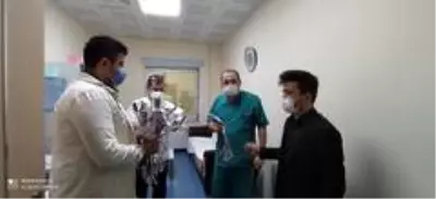 Ülkü ocaklarından sağlık çalışanlarına karanfil Ülkü ocaklarından sağlık çalışanlarına karanfil