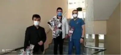 Ülkü ocaklarından sağlık çalışanlarına karanfil Ülkü ocaklarından sağlık çalışanlarına karanfil