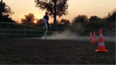 Vali Yardımcısı Özmen ile İl Jandarma Komutanı Yıldırım ata bindi Vali Yardımcısı Özmen ile İl Jandarma Komutanı Yıldırım ata bindi