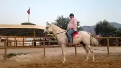 Vali Yardımcısı Özmen ile İl Jandarma Komutanı Yıldırım ata bindi Vali Yardımcısı Özmen ile İl Jandarma Komutanı Yıldırım ata bindi