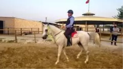Vali Yardımcısı Özmen ile İl Jandarma Komutanı Yıldırım ata bindi Vali Yardımcısı Özmen ile İl Jandarma Komutanı Yıldırım ata bindi