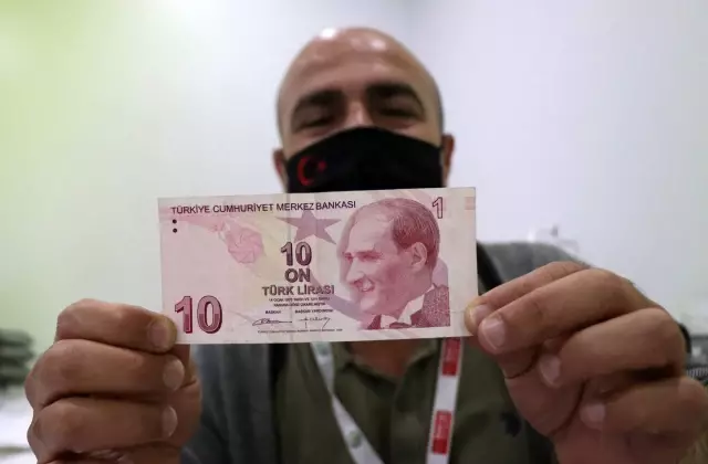 Vezneci, arkadaşlarını uyardığı hatalı parayla 10 dakika sonra kendisi karşılaştı Vezneci, arkadaşlarını uyardığı hatalı parayla 10 dakika sonra kendisi karşılaştı