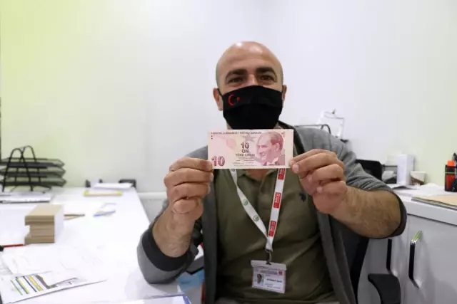 Vezneci arkadaşlarını uyardığı hatalı parayla 10 dakika sonra kendisi karşılaştı Vezneci arkadaşlarını uyardığı hatalı parayla 10 dakika sonra kendisi karşılaştı