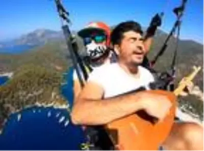 Yamaç paraşütünde bağlama çalıp, Neşet Ertaş türküsü söyledi Yamaç paraşütünde bağlama çalıp, Neşet Ertaş türküsü söyledi