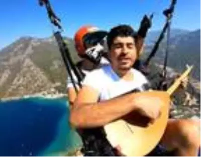 Yamaç paraşütünde bağlama çalıp, Neşet Ertaş türküsü söyledi Yamaç paraşütünde bağlama çalıp, Neşet Ertaş türküsü söyledi