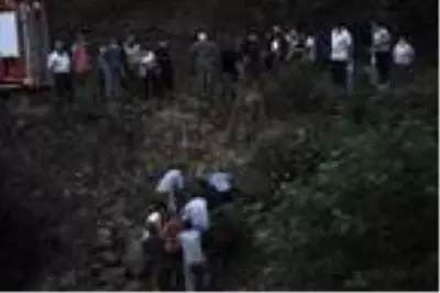 Son dakika haber! 50 metrelik uçuruma yuvarlanan kamyonetteki 6 kişi yaralandı Son dakika haber! 50 metrelik uçuruma yuvarlanan kamyonetteki 6 kişi yaralandı