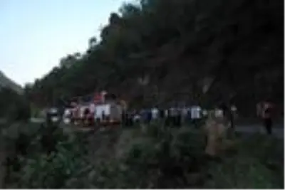 Son dakika haber! 50 metrelik uçuruma yuvarlanan kamyonetteki 6 kişi yaralandı Son dakika haber! 50 metrelik uçuruma yuvarlanan kamyonetteki 6 kişi yaralandı