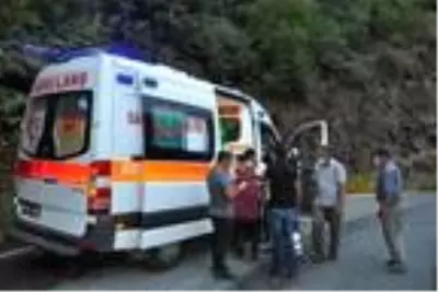 Son dakika haber! 50 metrelik uçuruma yuvarlanan kamyonetteki 6 kişi yaralandı Son dakika haber! 50 metrelik uçuruma yuvarlanan kamyonetteki 6 kişi yaralandı