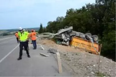 Aracına arı girince kaza yaptı: 1 yaralı Aracına arı girince kaza yaptı: 1 yaralı