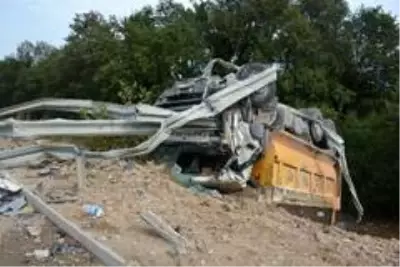 Aracına arı girince kaza yaptı: 1 yaralı Aracına arı girince kaza yaptı: 1 yaralı