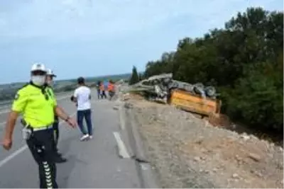 Aracına arı girince kaza yaptı: 1 yaralı Aracına arı girince kaza yaptı: 1 yaralı