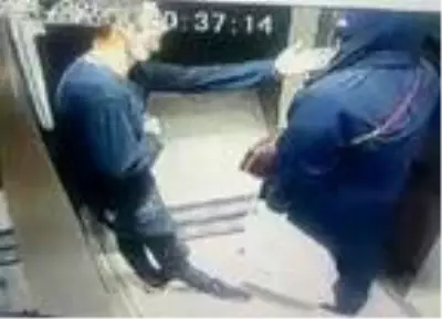 Asansördeki kadını taciz edip 'gel' işareti yaptı! Kayıttaki kamerayı hesap edemedi Asansördeki kadını taciz edip 'gel' işareti yaptı! Kayıttaki kamerayı hesap edemedi
