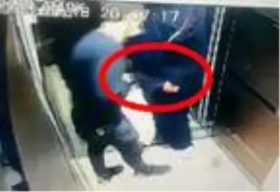 Asansördeki kadını taciz edip 'gel' işareti yaptı! Kayıttaki kamerayı hesap edemedi Asansördeki kadını taciz edip 'gel' işareti yaptı! Kayıttaki kamerayı hesap edemedi